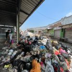 DLH Kabupaten Bandung Sebut Banyaknya Sampah yang Menumpuk di Kabupaten Bandung Akibat Terkendala di TPA Sarimukti. Foto Agi Jabarekspres