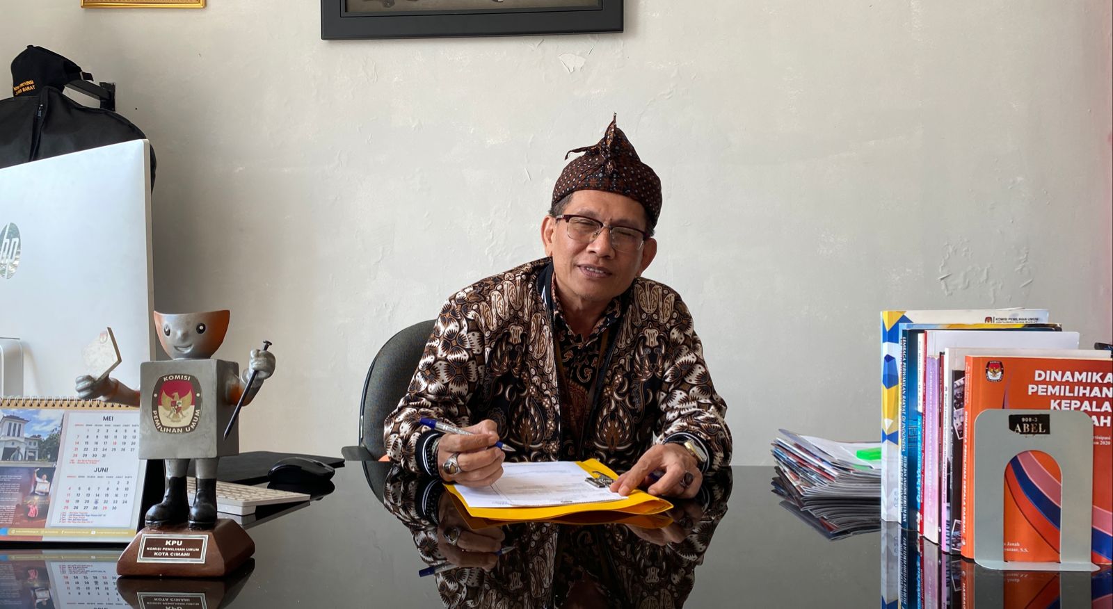 Ketua KPU Kota Cimahi Ir Mohamad Irman saat ditemui di ruang kerjanya baru-baru ini. Anggaran KPU untuk Pilkada Kota Cimahi sudah dikunci Rp44 miliar.(CECEP HERDI/JABAR EKSPRES)