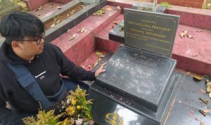 Seorang warga kota Bandung berziarah ke makam Hafidhin Royan untuk memperingati 25 tahun reformasi yang terjadi pada Mei 1998.