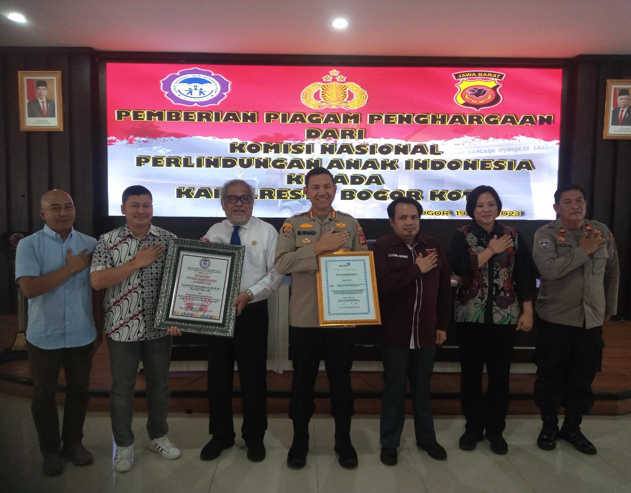 Kapolresta Bogor Kota, Kombes Pol Bismo Teguh Prakoso usai menerima penghargaan dari Komnas PA dan BKKBN di Mapolresta Bogor Kota, Jumat (19/5).
