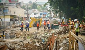 Sejumlah pekerja proyek revitalisasi Jembatan Otista saat beraktivitas di areal jembatan. (Yudha Prananda / Jabar Ekspres)