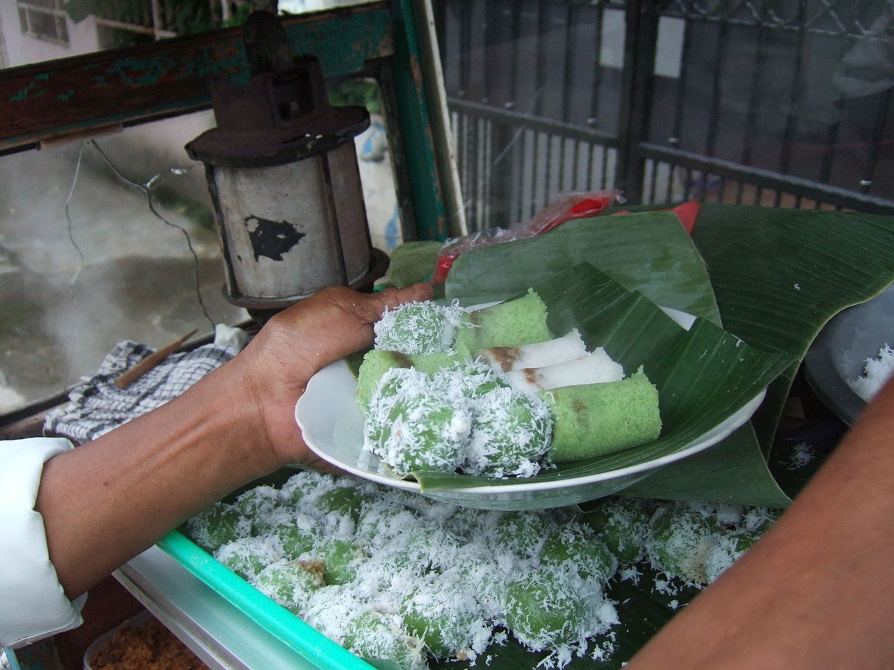 Kue Putu Bambu, Jajanan Legendaris yang Jarang Ditemui, Ini Cara Buatnya (sumber: Wikipedia)