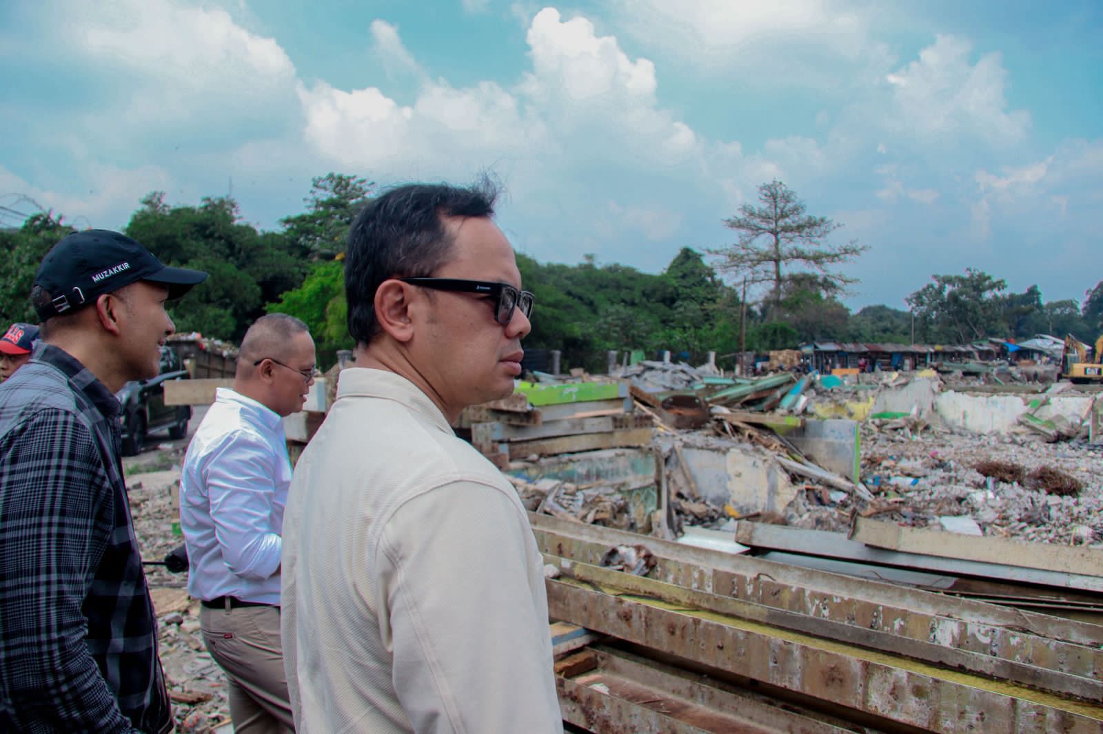 Wali Kota Bogor Bima Arya didampingi Dirut Perumda PPJ Kota Bogor Muzakkir meninjau lokasi yang akan dibangun Pasar Modern. (Yudha Prananda / Jabar Ekspres)