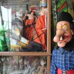 SEJUMLAH wayang terpajang di salah satu toko perajin, di Cileunyi, Kota Bandung. Ukiran wayang golek kian bervariasi. Hal itu lahir atas adaptasi para perajin seninya. (Muslim Pandu/Jabarekspres.id)