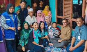 Wali Kota Bogor Bima Arya bersama sejumlah relawan saat menyambangi kediaman para penderita thalassemia. (Yudha Prananda / Jabar Ekspres)