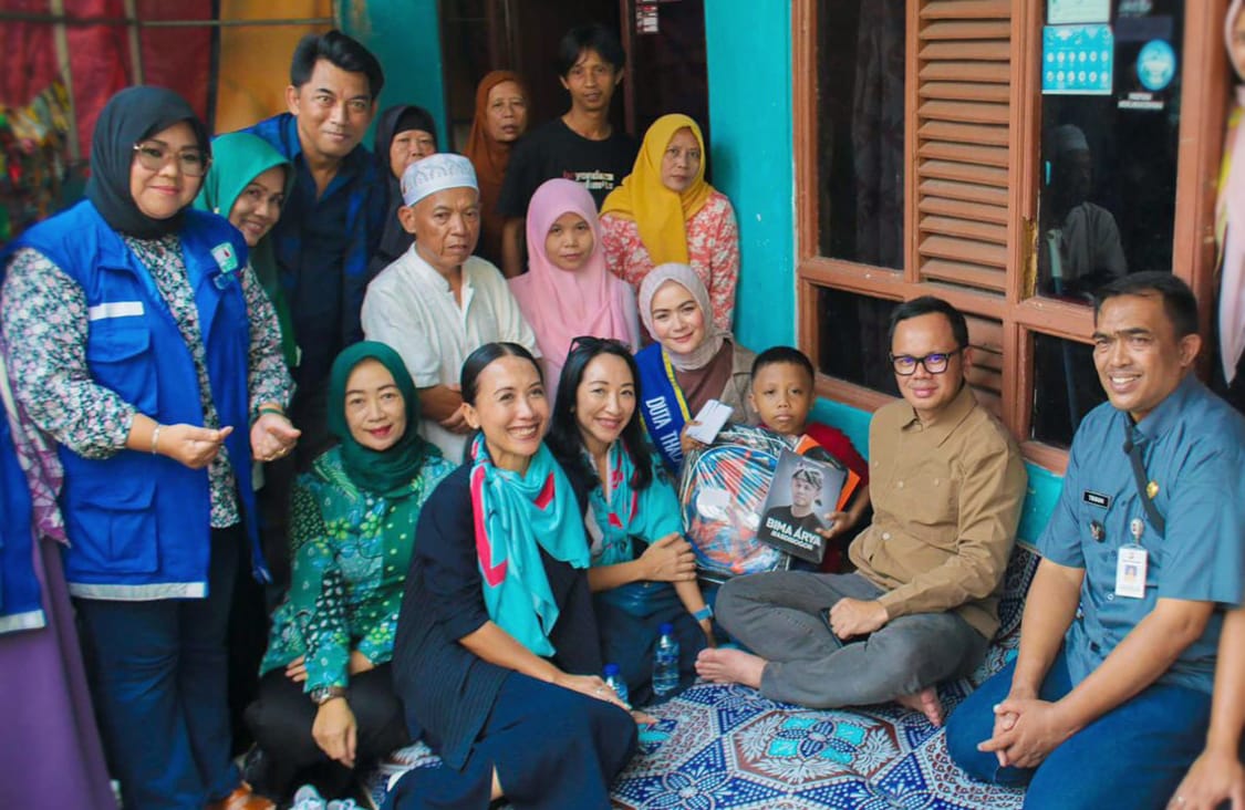 Wali Kota Bogor Bima Arya bersama sejumlah relawan saat menyambangi kediaman para penderita thalassemia. (Yudha Prananda / Jabar Ekspres)