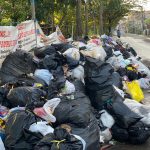 Sampah di salah satu TPS di Cimahi Tengah, Kota Cimahi meluber ke badan jalan. Pemkot diminta perhatikan penanganan sampah komersil melalui regulasi Perwal. (Foto Cecep Herdi/Jabar Ekspres)
