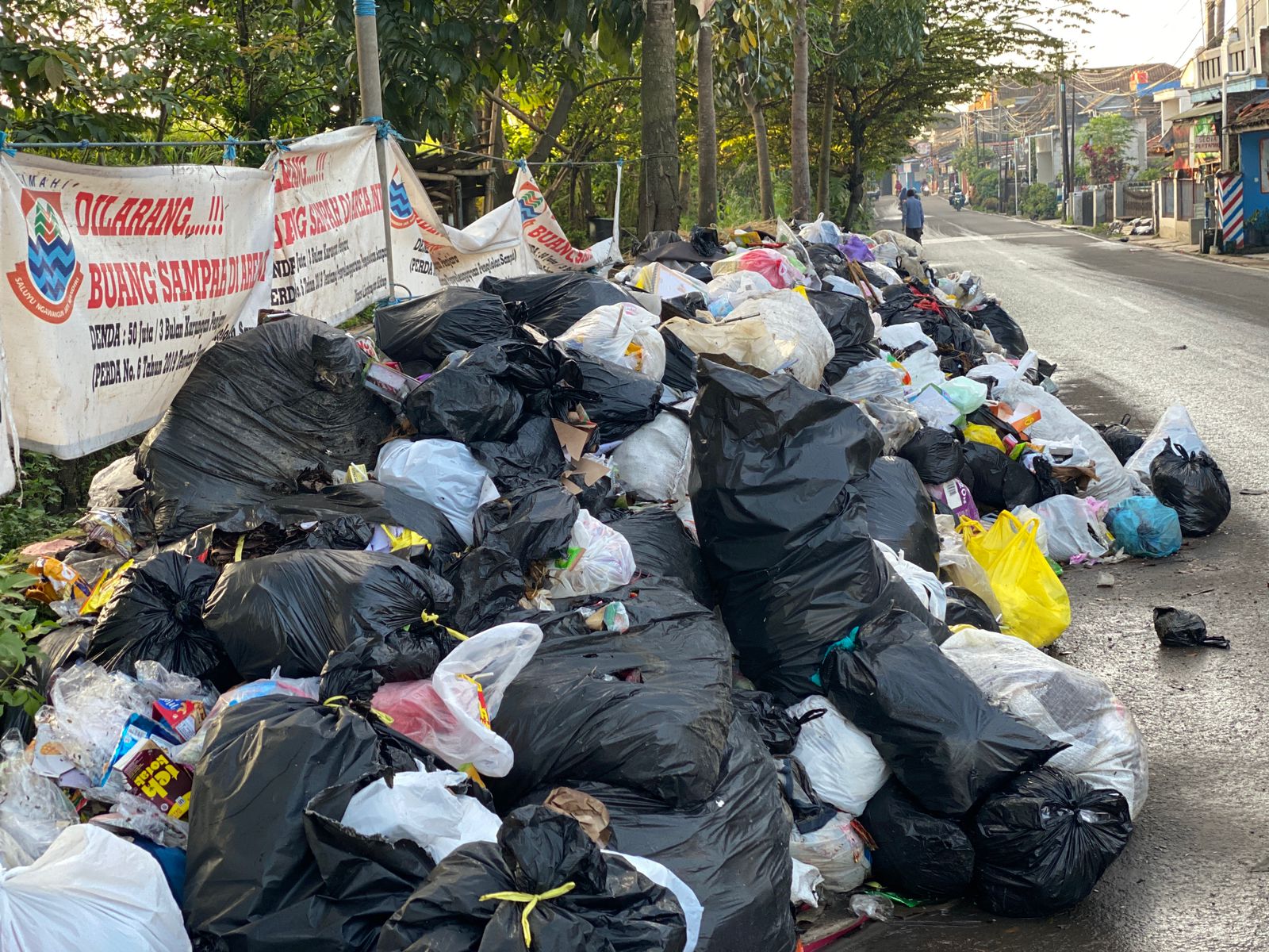 Sampah di salah satu TPS di Cimahi Tengah, Kota Cimahi meluber ke badan jalan. Pemkot diminta perhatikan penanganan sampah komersil melalui regulasi Perwal. (Foto Cecep Herdi/Jabar Ekspres)