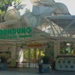 Gerbang masuk wisata Kebun Binatang Bandung (Bandung Zoo)