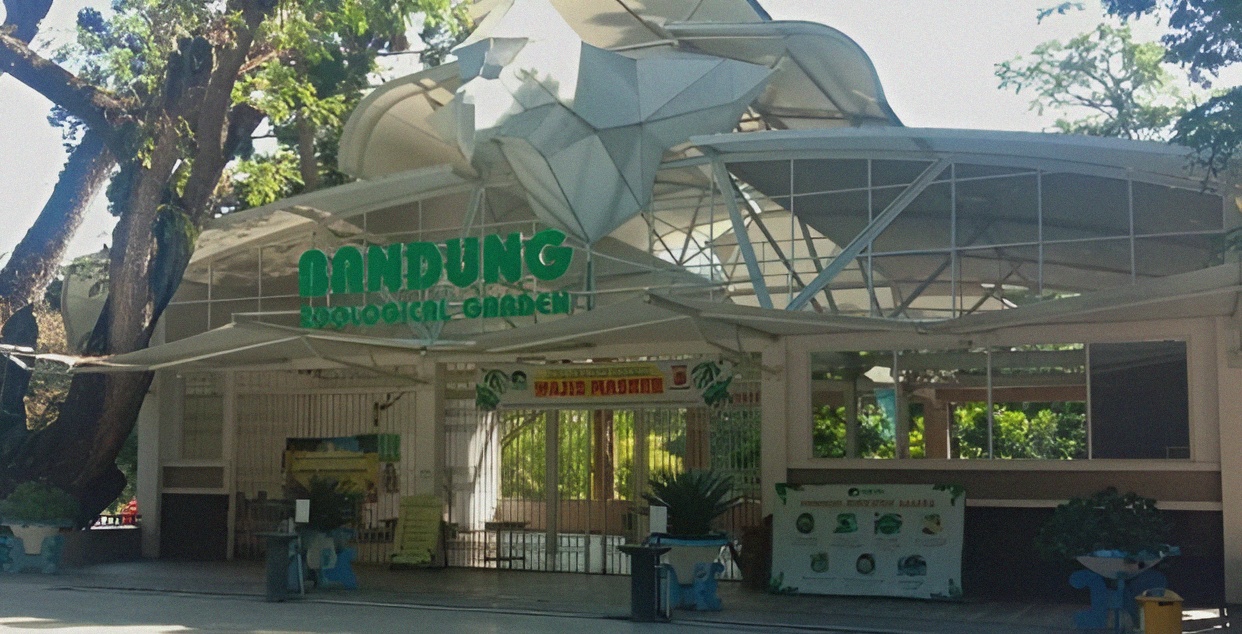 Gerbang masuk wisata Kebun Binatang Bandung (Bandung Zoo)