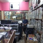Dhins Audio, toko musik dengan beragam kaset pita maupun piringan hitam yang dijualnya, di Pasar Lawas Cikapandung, Kota Bandung. (Akbar Benta/Jabarekspres.id)