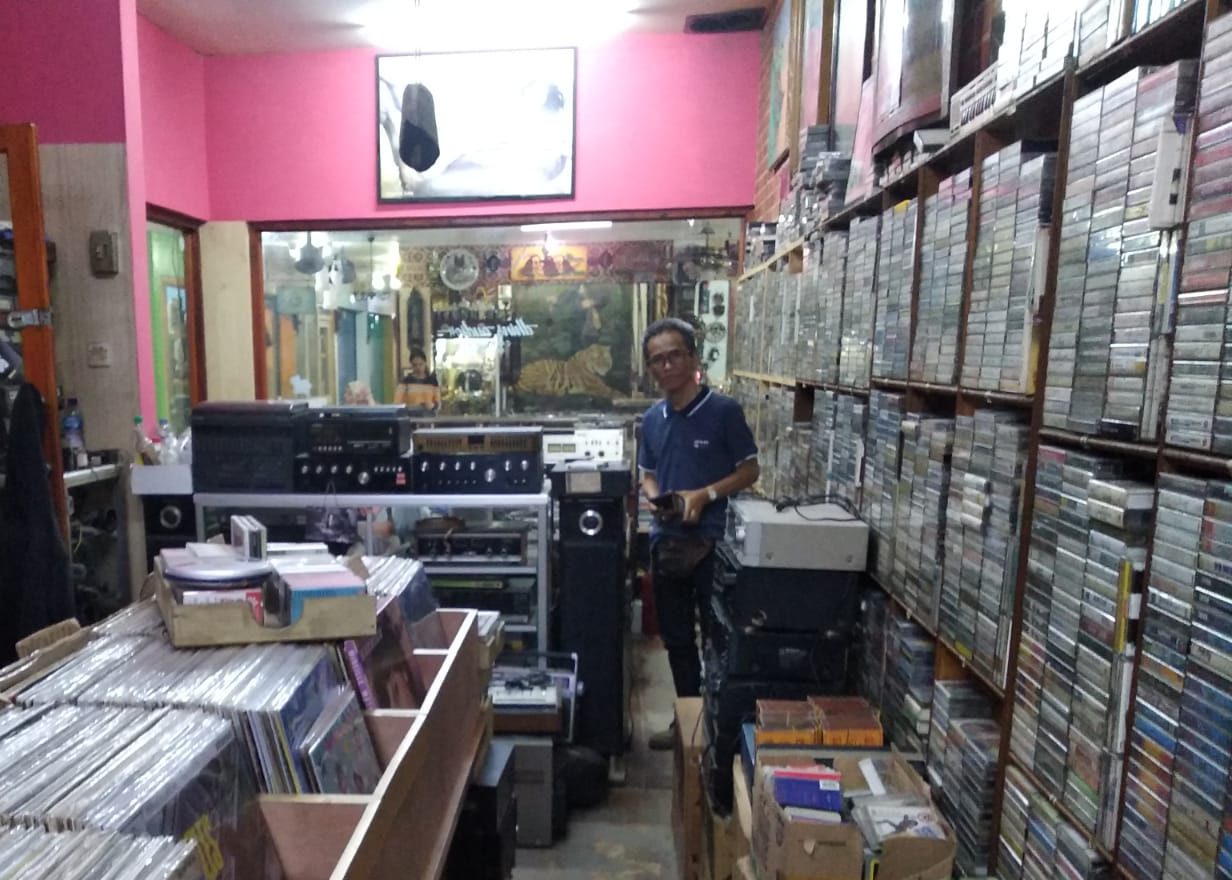 Dhins Audio, toko musik dengan beragam kaset pita maupun piringan hitam yang dijualnya, di Pasar Lawas Cikapandung, Kota Bandung. (Akbar Benta/Jabarekspres.id)