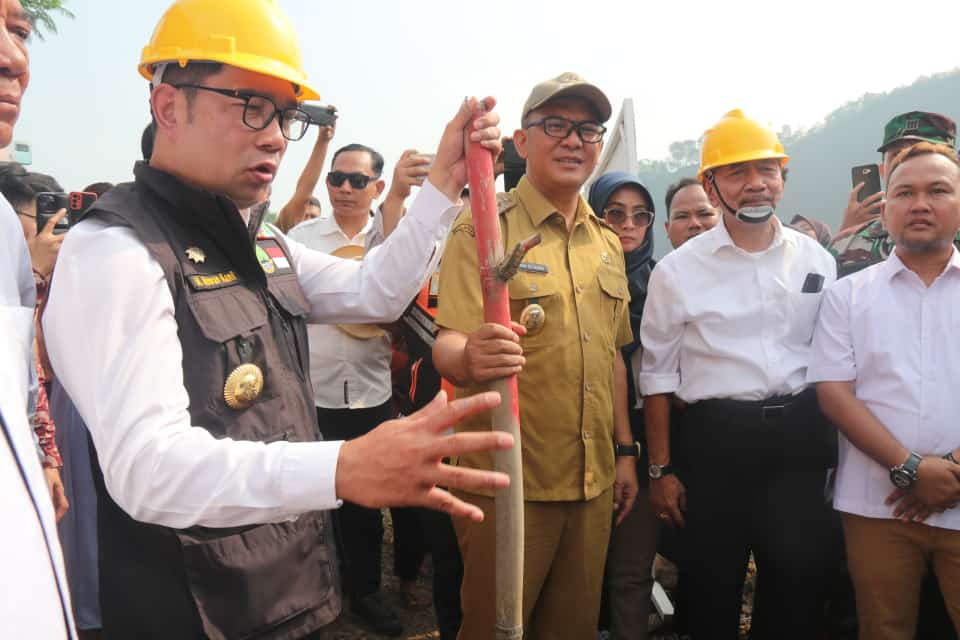 Gubernur Jawa Barat Ridwan Kamil saat meninjau Tol Khusu Tambang di Kecamatan Cigudeg, Kabupaten Bogor.