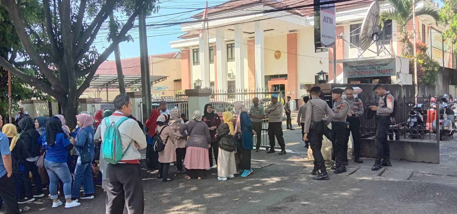 Dok. Situasi Terkini di PTUN Bandung jelang aksi buruh PT Masterindo. Selasa (30/5). Foto. Sandi Nugraha.