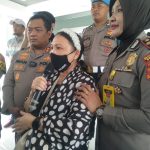 Ibu korban C (3) yang diculik memberikan keterangan di Mako Polres Bogor, Selasa (30/5). Foto : Sandika Fadilah/Jabarekspres.com