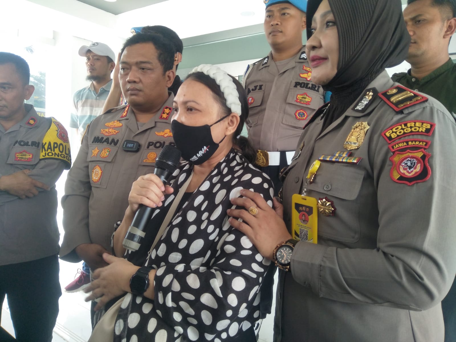 Ibu korban C (3) yang diculik memberikan keterangan di Mako Polres Bogor, Selasa (30/5). Foto : Sandika Fadilah/Jabarekspres.com