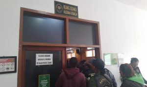 Puluhan driver ojek online (ojol) penuhi ruang sidang di Pengadilan Negeri Bandung, dukung para korban dan saksi dalam perkara bentrokan dengan debtcollector. (Yanuar/Jabar Ekspres)