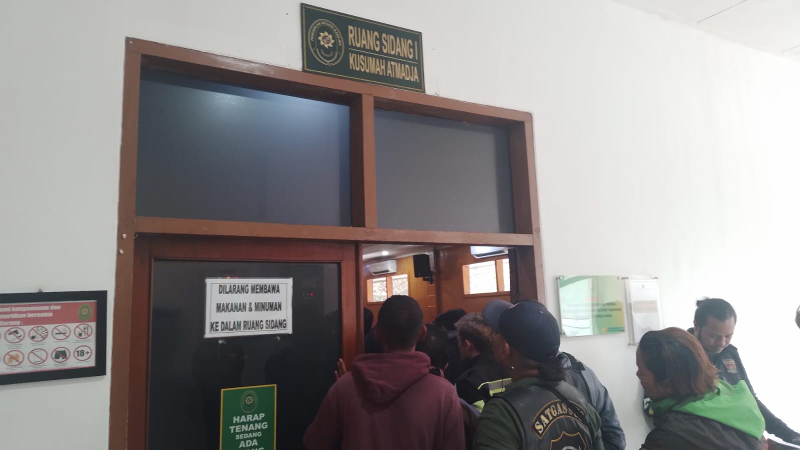 Puluhan driver ojek online (ojol) penuhi ruang sidang di Pengadilan Negeri Bandung, dukung para korban dan saksi dalam perkara bentrokan dengan debtcollector. (Yanuar/Jabar Ekspres)