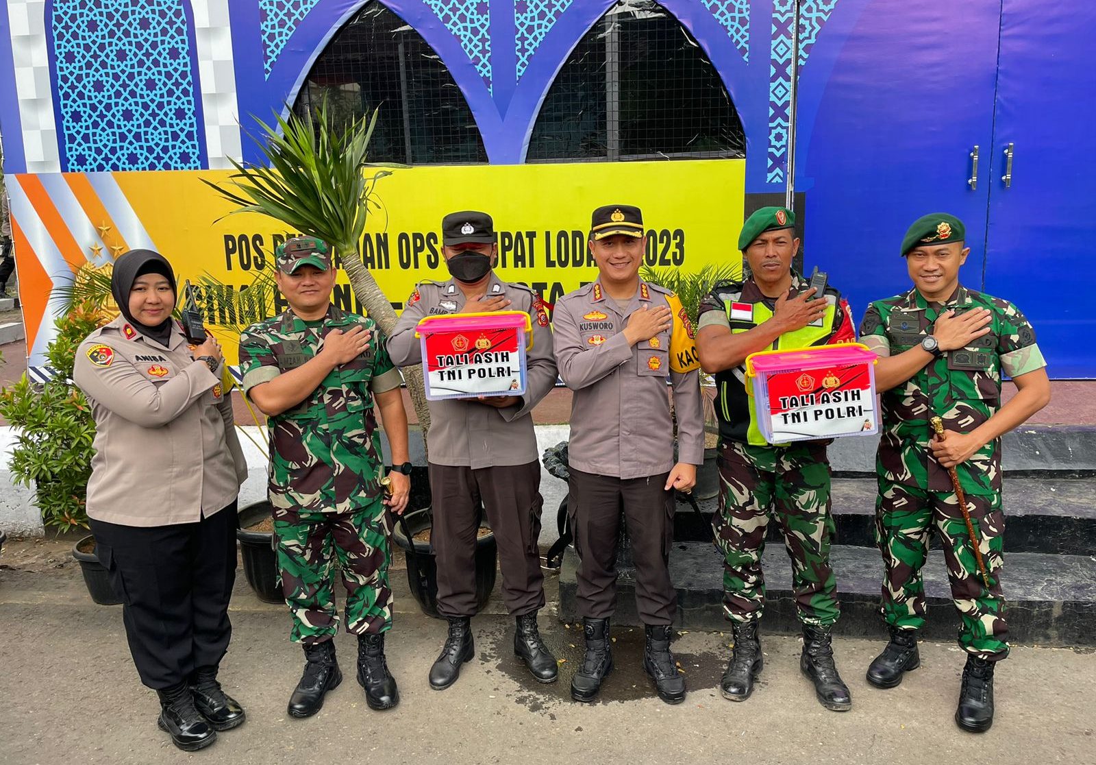 Wujud sinergitas antara Polri dan TNI, Batalyon Yonif 330 Para RaiderTri Darma Bersama Dandim 0624 kunjungi Pos Pengamanan Jalur Mudik 2023