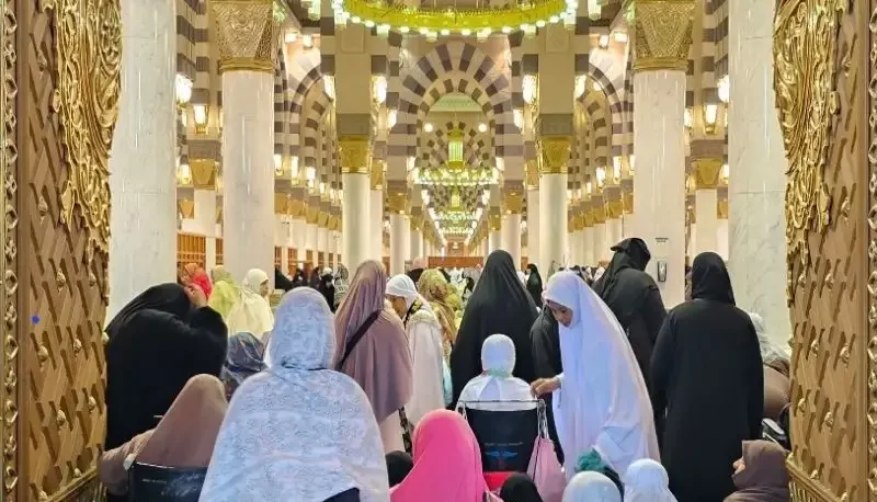 Heavy Rain does not Stop Pilgrims from Performing Arbain at the Prophet's Mosque