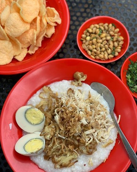 6 Rekomendasi Kedai Bubur Ayam Enak di Bandung yang Legendaris