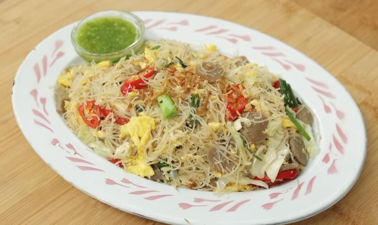 Wangi Spesial Bareng Keluarga! Resep Bihun Goreng Putih