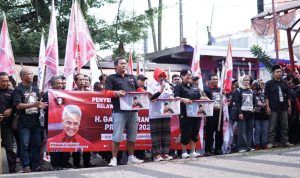Puluhan orang yang tergabung dalam Sahabat Ganjar Pranowo mendatangi Sekretariat DPD Partai Demokrasi Indonesia Perjuangan Jawa Barat, Selasa (9/5).