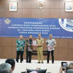 Wali Kota Bogor, Bima Arya secara simbolis menerima penyerahan buku LHP LKPD Tahun Anggaran 2022 dari Kepala BPK Jabar, Paula Henry Simatupang. (Yudha Prananda / Humpro)