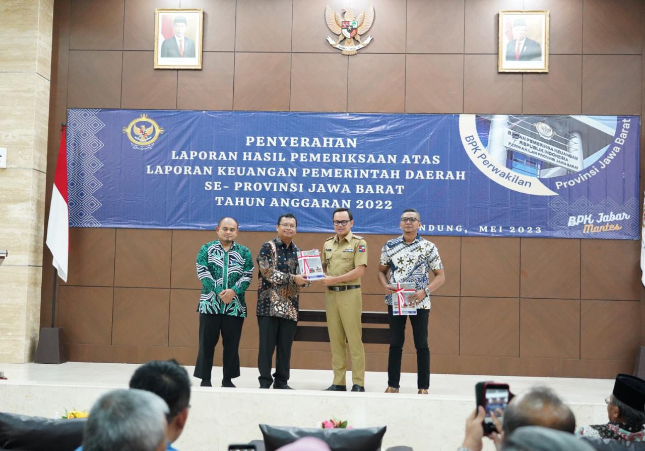 Wali Kota Bogor, Bima Arya secara simbolis menerima penyerahan buku LHP LKPD Tahun Anggaran 2022 dari Kepala BPK Jabar, Paula Henry Simatupang. (Yudha Prananda / Humpro)