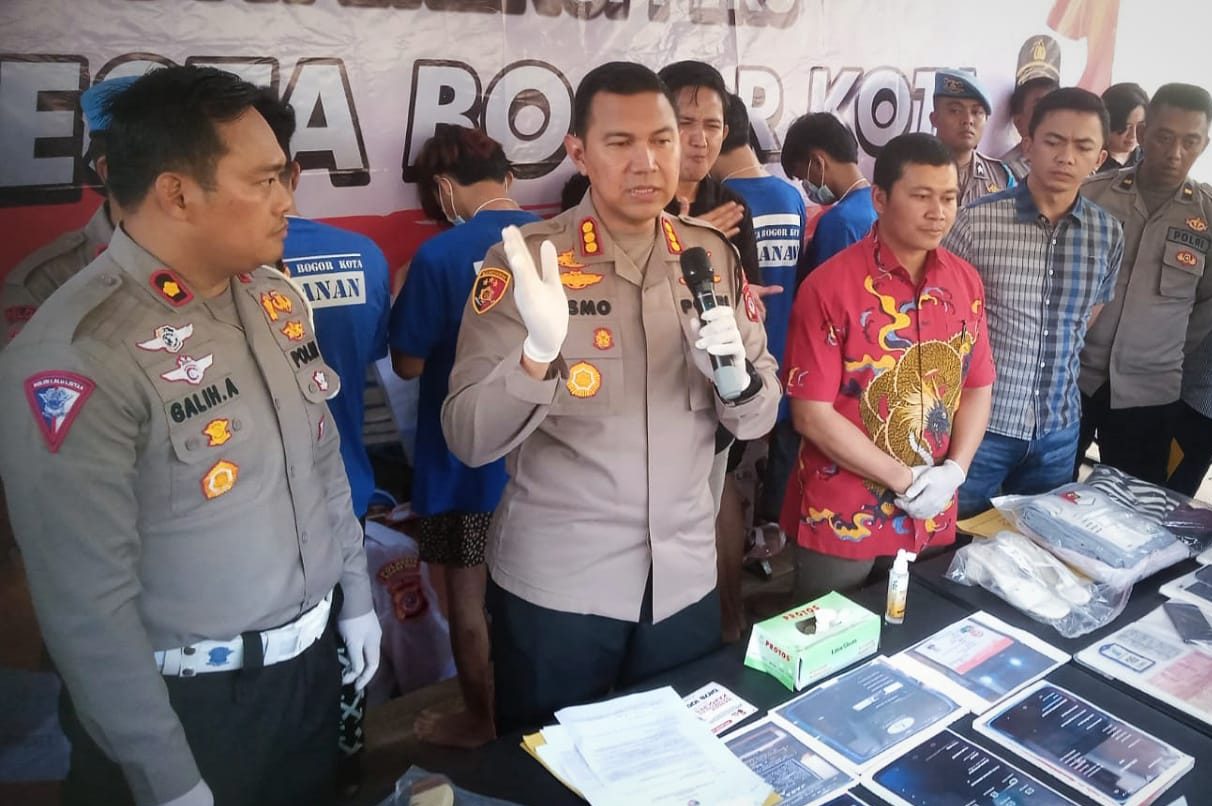 di Kota Bogor telah diamankan petugas kepolisian komplotan penipu dengan modus jasa pembuatan surat-surat penting dan SIM.
