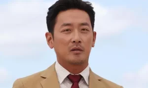 Ha Jung-woo Jadi Sutradara Sekaligus Aktor Film Komedi Terbarunya