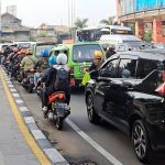 Suasana arus lalu lintas di Jalan Ir. H. Juanda, Kota Bogor tepatnya di kawasan Mal BTM sempat terjadi kemacetan parah hingga ke depan Pintu Utama Istana Bogor, Rabu (10/5). (Yudha Prananda / Jabar Ekspres)