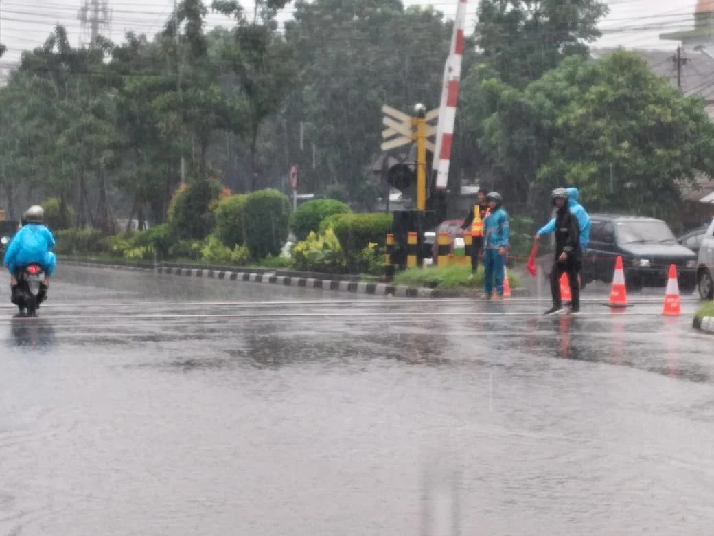 Komunitas Edan Sepur Bandung, Rela Edukasi Masyarakat Meski Hujan Lebat