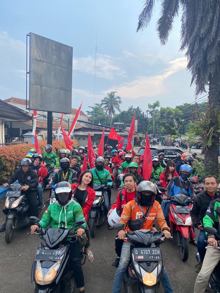 SEMARAK: Sejumlah ojek online mengiringi rombongan anggota Bacaleg DPD PSI Kota Bandung untuk mendaftar ke Komisi Pemilihan Umum (KPU) Kota Bandung, Sabtu 13 Mei 2023.