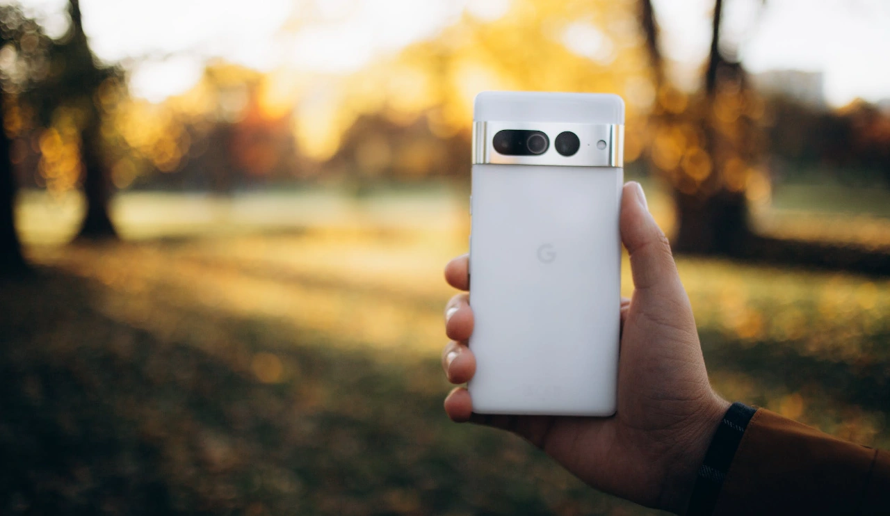 Google Pixel 7 Pro dilengkapi dengan kamera utama 50MP dengan aperture f/1.85 dan autofokus laser.