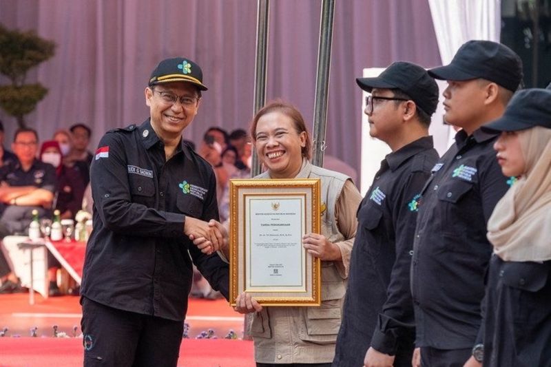 Menteri Kesehatan RI Budi Gunadi Sadikin ketika memberikan penghargaan para personel yang menyelesaikan misi bantuan kemanusiaan gempa Turki. (ANTARA/HO-Kemenkes)