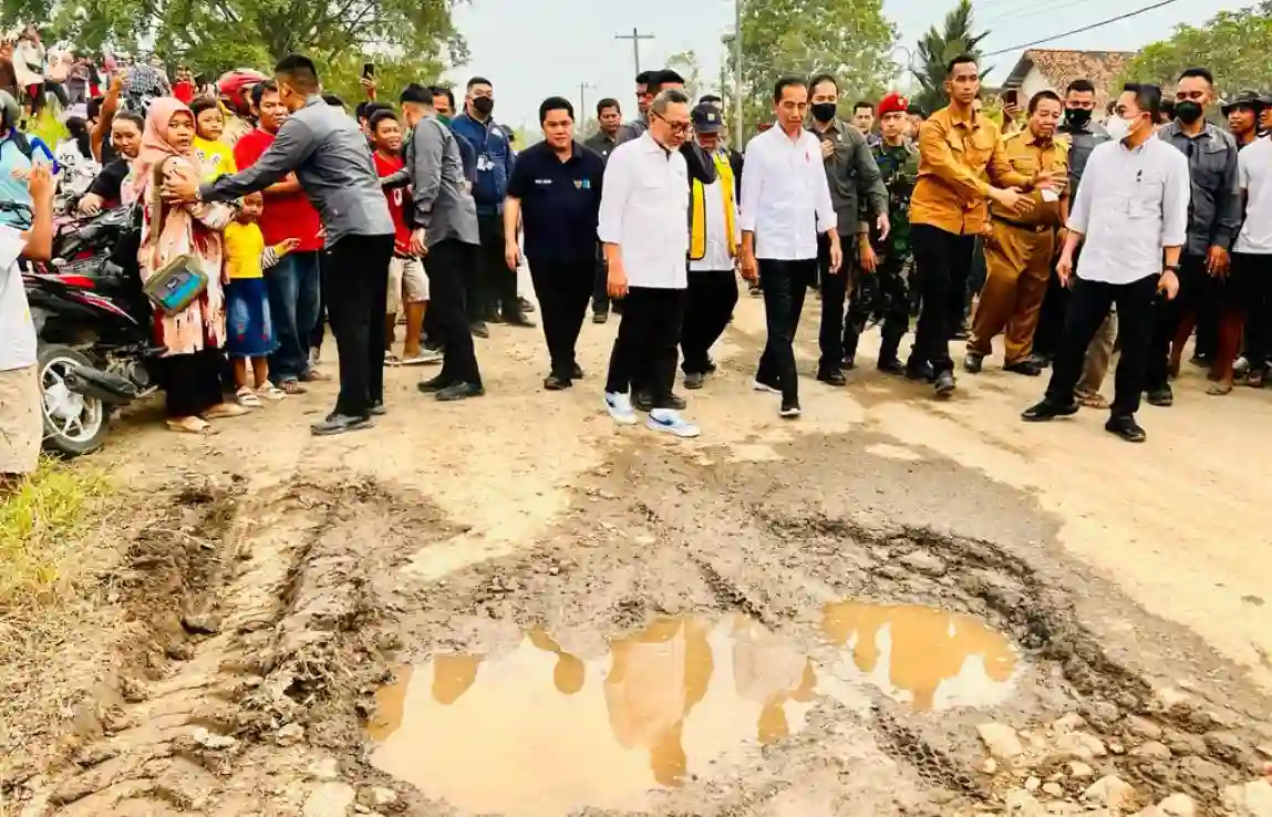 Gubernur Lampung Salahkan Pengusaha Usai Jokowi Kunjungi Jalanan Rusak di Lampung
