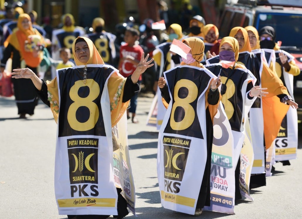 Para simpatisan Partai Keadilan Sejahtera (PKS) saat menyambut Kampanye Akbar Prabowo-Sandi yang digelar di Gelora Bung Karno, Jakarta Pusat, Minggu 7 Mei 2019.