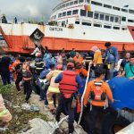 TNI AL Evakuasi Korban Laka Laut KMP Royce 1 yang Terbakar