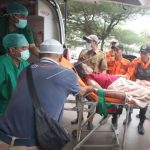 Petugas medis dibantu BPBD Tangsel menurunkan korban kecelakaan bus Guci dari mobil ambulance setibanya di RSUD Tangerang Selatan, Pamulang, Tangerang Selatan, Banten, Senin (8/5/2023). Kecelakaan bus terjun ke jurang di objek wisata Guci tersebut mengakibatkan sebanyak 27 warga Kayu Gede Tangerang Selatan menjadi korban, 2 orang diantaranya meninggal dunia di rumah sakit RSUD Dr Soesilo Slawi, Tegal. ANTARA FOTO/Muhammad Iqbal/rwa.