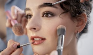 Tips Cara Makeup Sendiri Bagi Pemula Agar Terlihat Glowing Seharian!