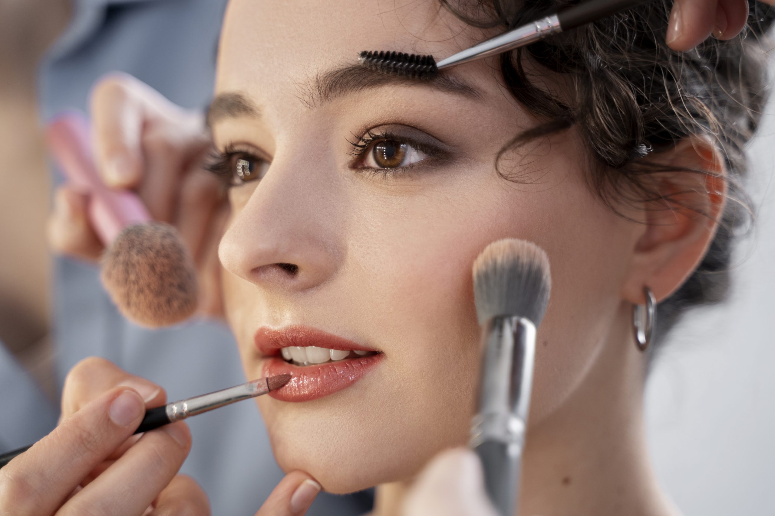 Tips Cara Makeup Sendiri Bagi Pemula Agar Terlihat Glowing Seharian!