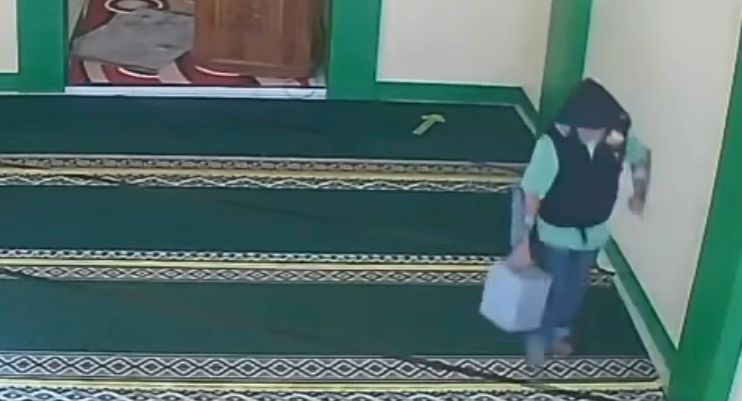Pencuri Kotak Amal di Masjid As-syifa Cipatat Terekam CCTV