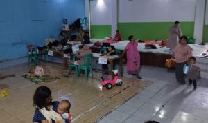 Beberapa warga mengungsi di Balai Desa Ciranjang, Kecamatan Ciranjang, Kabupaten Cianjur, Jawa Barat karena rumah mereka terendam banjir setinggi dua meter akibat Sungai Ciranjang meluap, Senin (1/5/2023). (ANTARA/Ahmad Fikri)