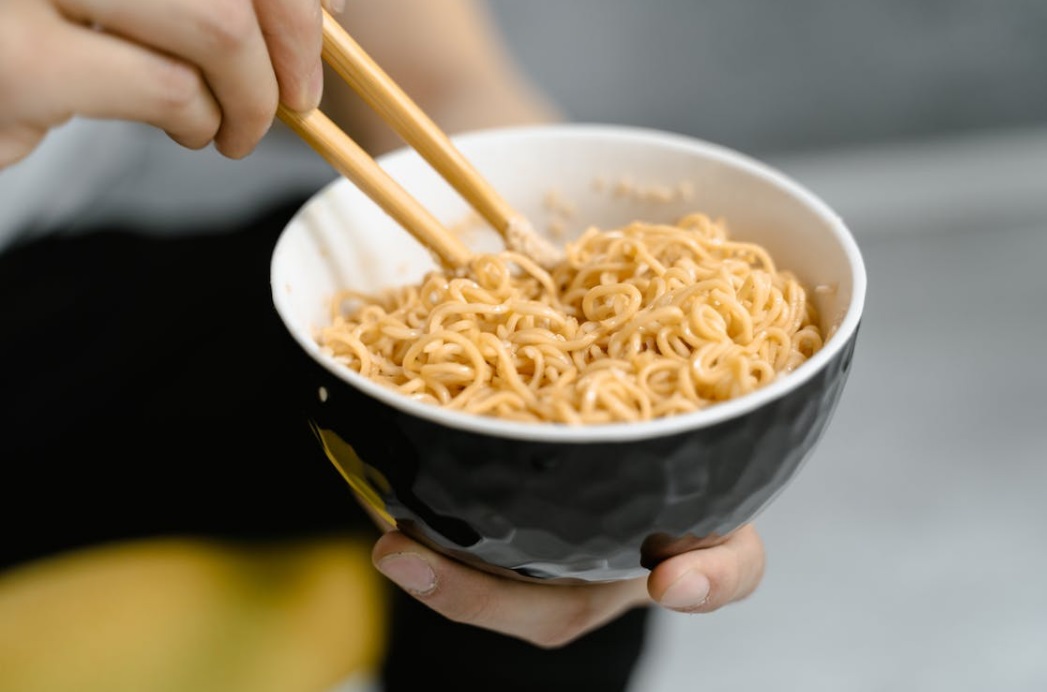 4 Bahaya Makan Mie Instan dengan Nasi, Simak Ya!