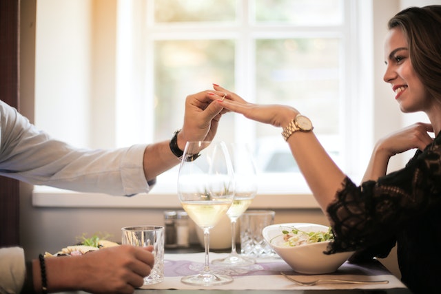 Ilustrasi Rekomendasi Tempat Makan Romantis di Bandung/ Pexels/ Andrea Piacquadio