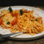 Ilustrasi Makan Mie Pakai Nasi Bisa Meningkatkan Risiko Tekanan Darah Tinggi/ Pexels/ Klaus Nielsen