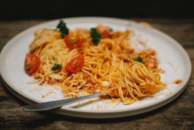 Ilustrasi Makan Mie Pakai Nasi Bisa Meningkatkan Risiko Tekanan Darah Tinggi/ Pexels/ Klaus Nielsen