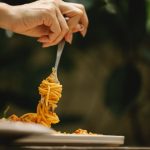 Ilustrasi Makan Mie Pakai Nasi dan Risikonya Picu Kerusakan Hati/ Pexels/ Klaus Nielsen