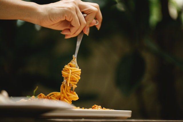 Ilustrasi Makan Mie Pakai Nasi dan Risikonya Picu Kerusakan Hati/ Pexels/ Klaus Nielsen